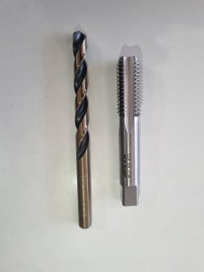 آموزش درست کردن جای پیچ هرز در فلز با مته و قلاویز