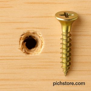 تصویر واقعی از چوب با سوراخ هرز شده