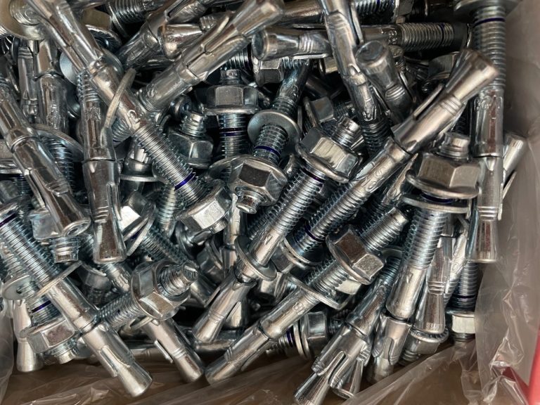 عکس واقعی از رول بولت یا رول پلاک فلزی