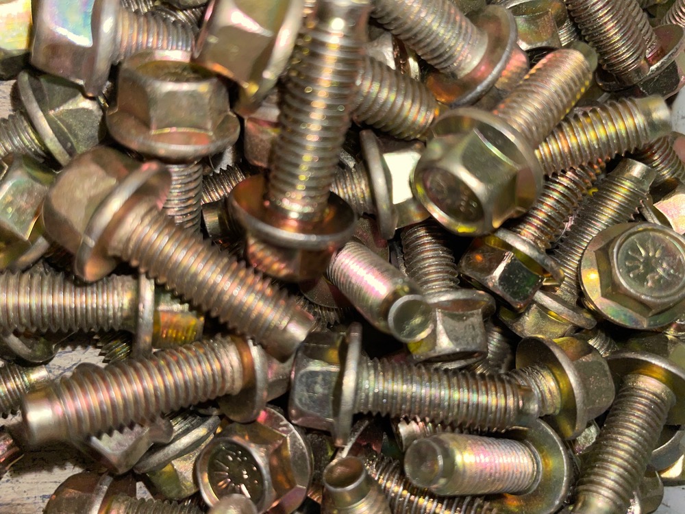 نمای نزدیک از بستههای عمده پیچ و مهره در انبار - Pichstore